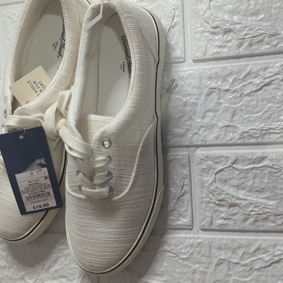 Universal Thread white canvas shoes - Picture 4 of 6